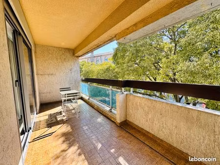 13008: studio meublé avec terrasse et parking