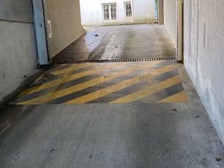 location place de parking couverte