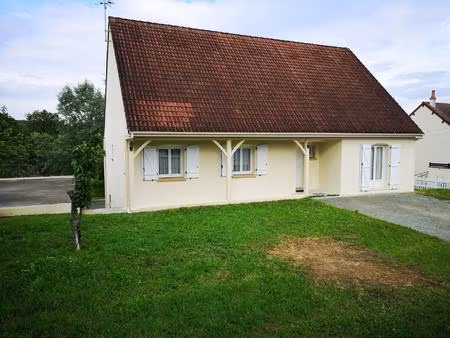a vendome : maison de 8 pieces  186 m2 sur 2 niveaux + sous-sol. terrain 1818 m2. dépendan