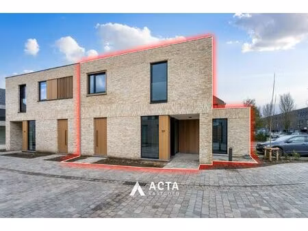 nieuwbouwwoning met drie slaapkamers en tuin in hartje mariakerke!