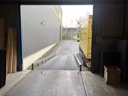a louer immeuble indépendant d'activité/stockage avec des bureaux d'accompagnement au blan