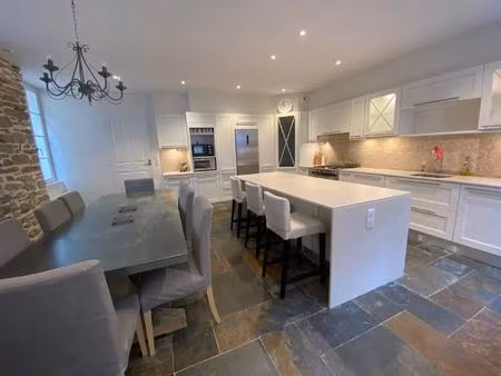 belle maison de ville  en excellent état  à quelques pas du centre ville