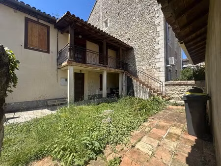 maison de 200 m² avec garages et cour
