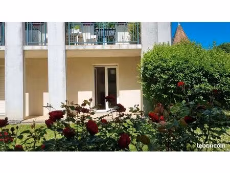 beau studio refait à neuf avec terrasse