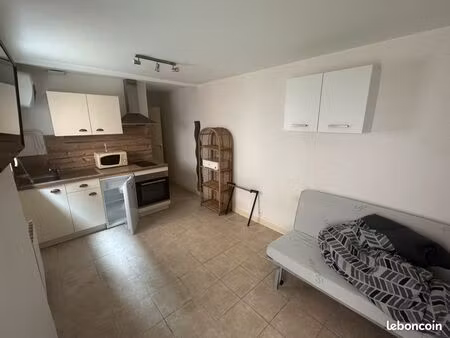 studio calme avec terrasse dans cour immeuble