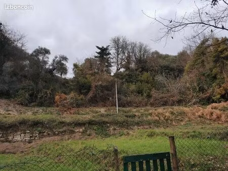 grand terrain 1 850 m² arboré – contes