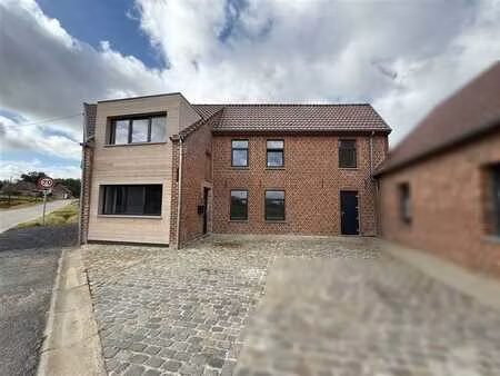 maison d’habitation volumineuse (3 ch) complètement rénovée