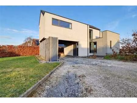 maison contemporaine à terminer sur terrain de +/- 44 ares