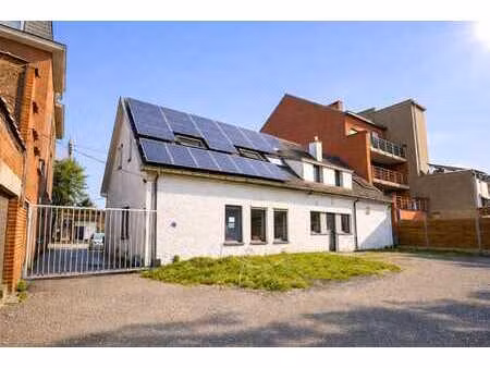 bel immeuble de rapport avec parkings