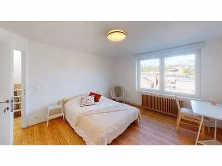 chambre côté jardin meublée avec salle de douche privative