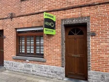 jolie maison mitoyenne située dans un secteur prisé.