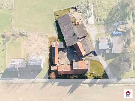 corps de ferme avec vastes dépendances et terres à vendre