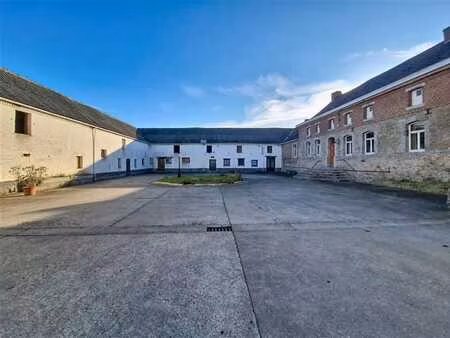 superbe ferme en carré avec dépendances