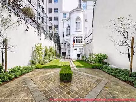 en plein coeur du quartier européen  hôtel de maître de 550