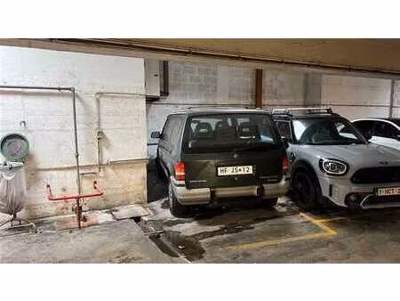 emplacement de parking intérieur sécurisé.