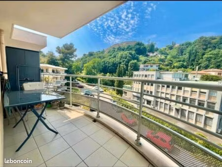 2 pièces lumineux avec terrasse et parking  résidence sécurisée proche iut