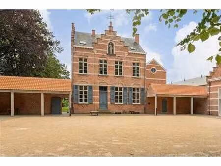 bâtiment historique avec de nombreuses possibilités