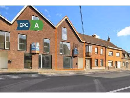 maison neuve entièrement finie avec 5 chambres.