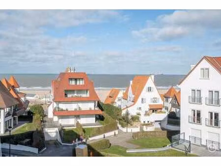 appartement de coin de 4 chambres  entièrement rénové et lu