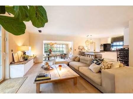 située dans un quartier résidentiel calme et très prisé de