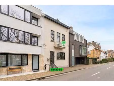 à vendre: maison de ville unique avec garage dans le centre…