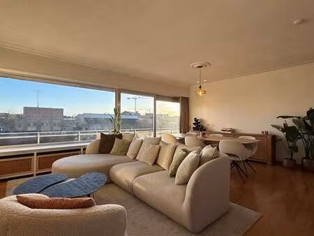 ruim twee-slaapkamer appartement met terras