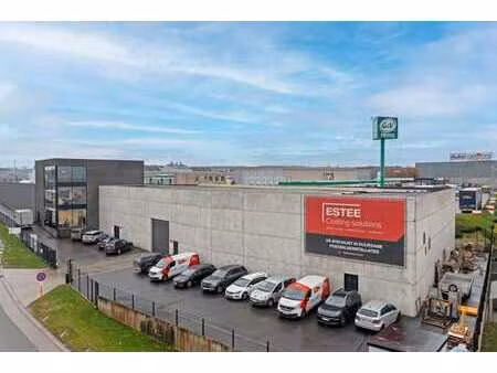 bedrijfsgebouw met magazijn 1.270m² en kantoor 450m² vlak...