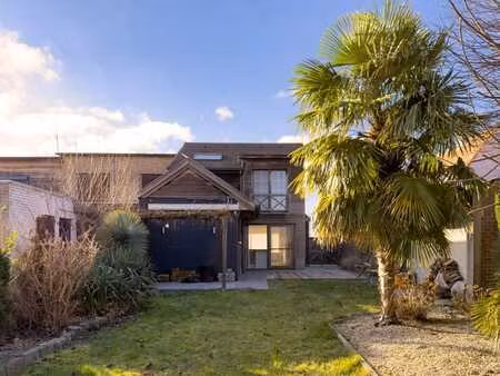 maison de coin charmante avec 3 chambres à coucher et jar...