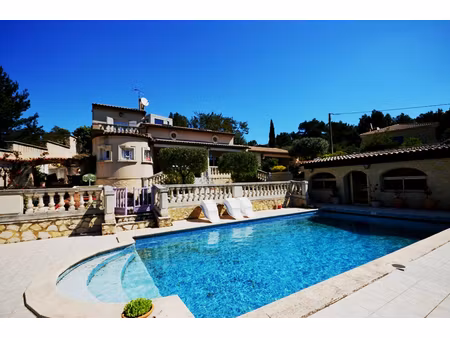 villa villeneuve les avignon 6 pièce(s) 140 m2 avec piscine quartier privilégié