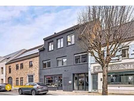 ruime handelswoonst te koop in de dorpskern van destelbergen