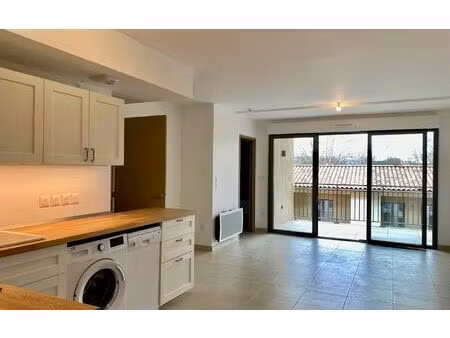 location appartement  55.4 m² t-3 à pertuis  900 €