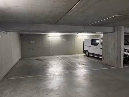 grand emplacement de parking