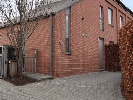 charmante petite maison 3 façades à limal