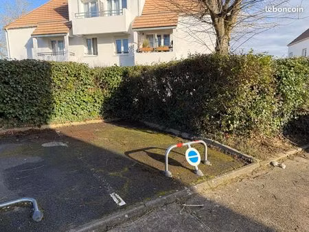 place de parking extérieur