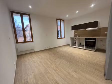 location appartement 1 pièce 24 m² à hyères (83400)