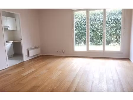 location appartement  m² t-2 à massy  927 €