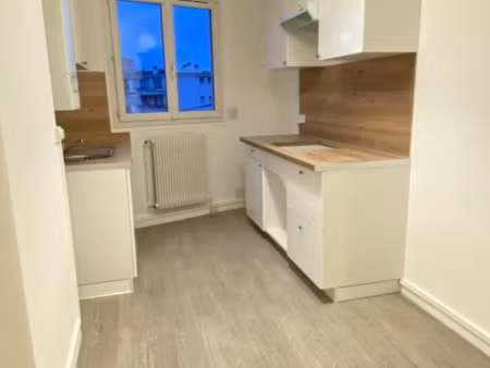 à vendre grand f2 avec balcon  parking et cave quartier