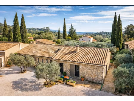 au coeur d'eygalières  superbe propriété en pierre avec dépen