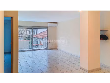 appartement t2 avec balcon + parking + cave commune sur palier