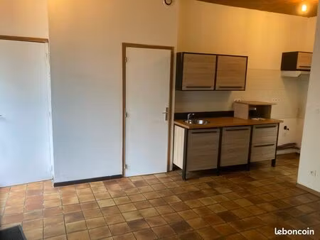 t2 à 480 hc plein centre de lagardelle