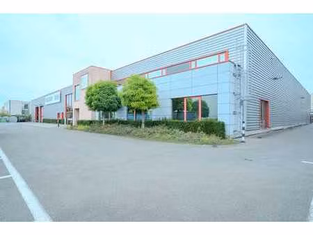 uitstekend gelegen bedrijfsgebouw van 3.510 m² vlakbij de...