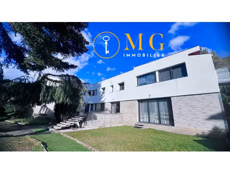 maison avec 3 logements indépendants et grand sous-sol idé