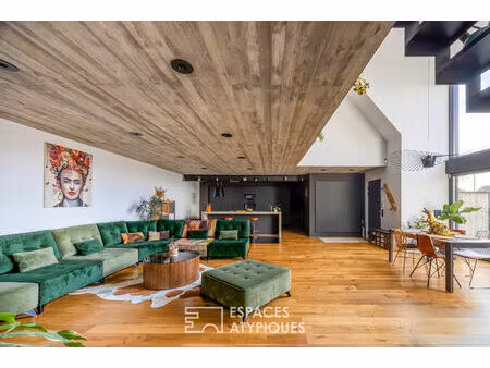 ancienne grange rénovée à l'esprit brutaliste et sa piscine