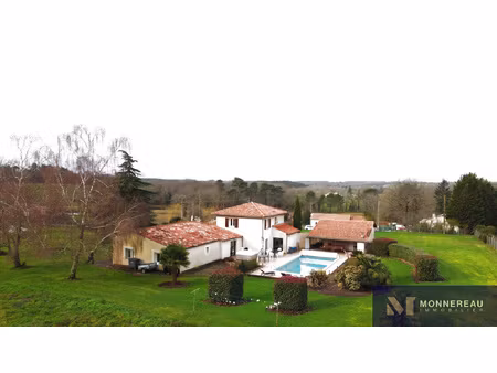 maison individuelle avec grand terrain et etang