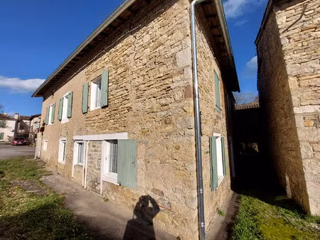 maison en pierre avec cour intérieure