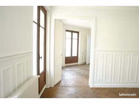 bel appartement 3 pièces  balcon filant  ascenseur paris 1er