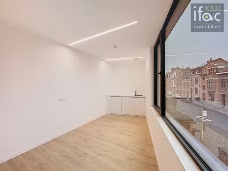 moderne en lichtrijke praktijkruimte in nieuw gebouw