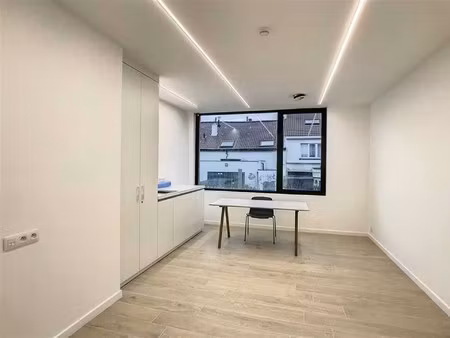 praktijkruimte met moderne en lichtrijke inrichting