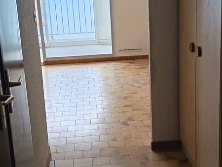 loue studio + pkg a l'annee