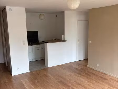 f2 5 mns a pied de la gare